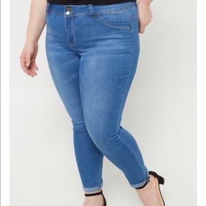 Plus YMI Wanna Betta Butt Medium Wash Cuffed Ankle